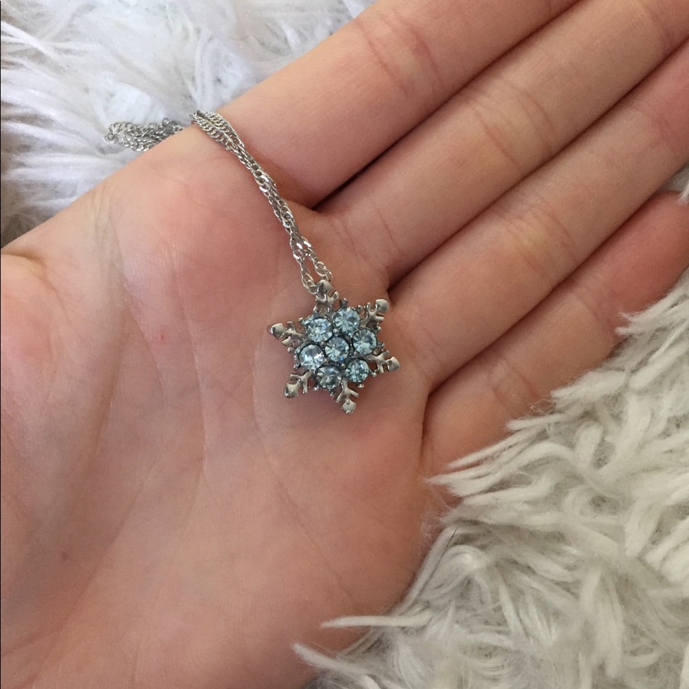 Super cute snowflake necklace!!!